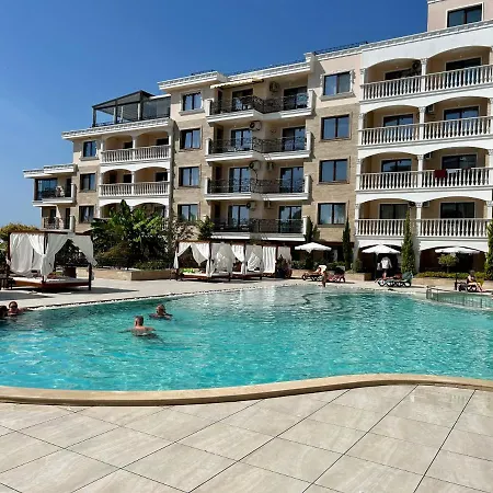 Valencia Gardens, Apartment